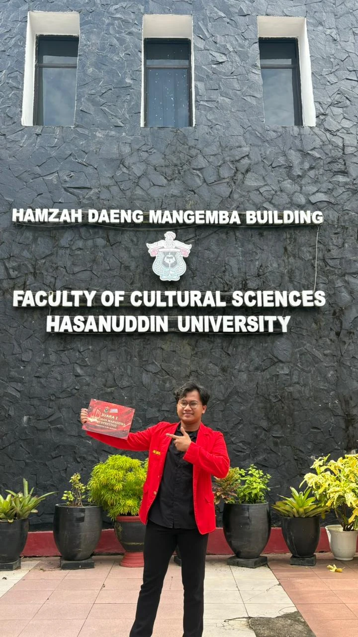 Akhdan Nur Syauqi, mahasiswa Sastra Arab angkatan 2024, mengukir prestasi gemilang sebagai Juara 1 Pilmapres FIB 2026 di Universitas Hasanuddin, membawa gagasan “Sappo Lipu” sebagai simbol kebangkitan kearifan lokal menuju panggung global.